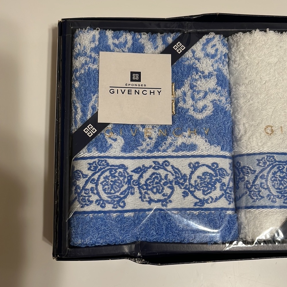 Givenchy face / hand towel - Picture 3 of 7